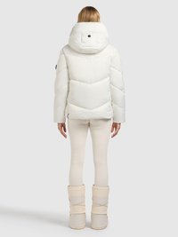 Doudoune blanche avec col montant et surpiqûres en forme de chevrons visibles. Comprend une capuche détachable et un discret accent noir.