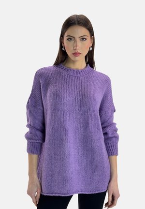 Lila gestrickter Pullover mit lockerer Passform, geripptem Halsauschnitt und langen Ärmeln. Strukturierter Stoff mit lockerer Webart und seitlichen Schlitzen am Saum.