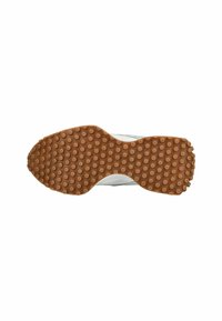 Suela de zapato de goma marrón texturizada con patrones circulares, parte superior de color claro con detalles de diseño mínimos.