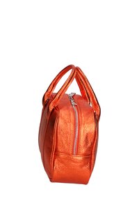 Borsa a mano di colore arancione metallico con forma rettangolare, due manici corti e una cerniera argentata. Texture liscia con una finitura lucida e riflettente.