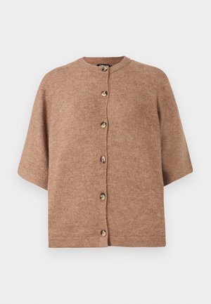 Cardigan brun à manches courtes en tissu doux, avec un col rond et six boutons clairs sur le devant.