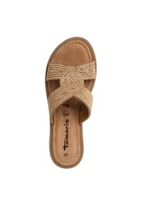 Sandal in pelle marrone con cinturino incrociato decorato con perline, texture liscia, soletta imbottita, suola in gomma e marchio Tamaris sulla soletta.