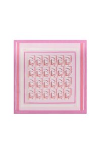Foulard en soie carré avec un motif abstrait répété dans des nuances de rose, accompagné d'un motif bordé de teintes variées et d'une texture lisse.