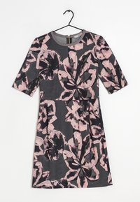 Šaty s květinovým vzorem v tmavě šedé barvě s růžovými a černými odstíny, krátkými rukávy, kulatým výstřihem a zipovým zapínáním na zádech.