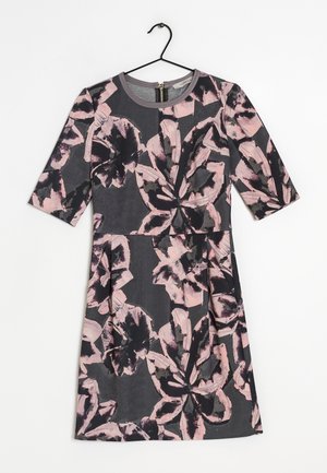 Sukienka w kwiatowy wzór w ciemnoszarym kolorze z różowymi i czarnymi odcieniami, krótki rękaw, okrągły dekolt oraz zamek błyskawiczny z tyłu.