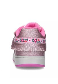 Sneakers rosa glitter con design frangiato sul tallone e accenti floreali sulla cinghia. Sole bianco con suola in gomma rosa.