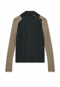 Dunkelgrüner Kabelstrickpullover mit gerippten, sandfarbenen Ärmeln, hohem Kragen und drei braunen Knöpfen an der Schulter. Strukturiertes Stoffdetail.