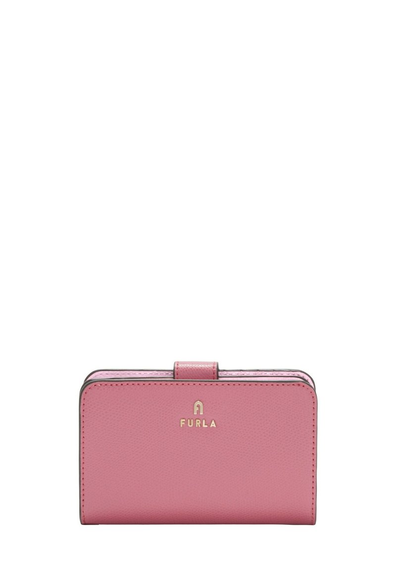 Roze leren portemonnee met een gestructureerde afwerking, gouden hardware logo en een haaksluiting. Compact ontwerp met afgeronde randen.