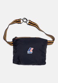 Borsa a pochette blu navy con logo ricamato, dotata di chiusura a zip e tracolla a strisce nei colori rosso, giallo e blu.