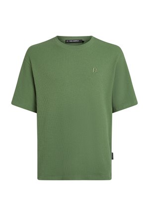 Zelena rebrasta majica kratkih rukava s okruglim izrezom. Na prsima je suptilno izvezen logotip "KL" te bočna etiketa.