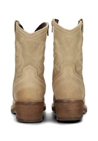 Stivaletti alla caviglia in suede beige con finitura liscia, cuciture decorative, bordo superiore a punta e tacco in legno impilato. Chiusura con zip sul retro.