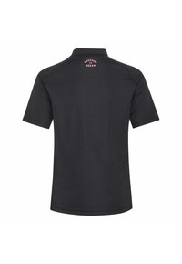 Juodas trumpomis rankovėmis polo marškinėlis, matomas iš nugaros, šalia apykaklės mažas rožinis užrašas „FREEDOM TO DREAM".