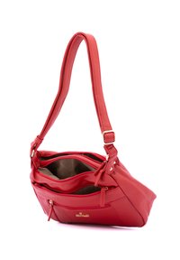 Borsa a spalla in pelle rossa con tracolla regolabile, dotata di zip, molteplici scomparti e un dettaglio del logo in tonalità dorata sul davanti.