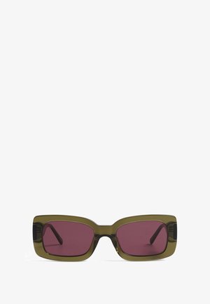 Ristkülikukujulised prillid oliivirohelise raami ja sügava roosa objektiiviga. Raamil on läikiv viimistlus, samas kui käepidemed on saledad ja sirged.