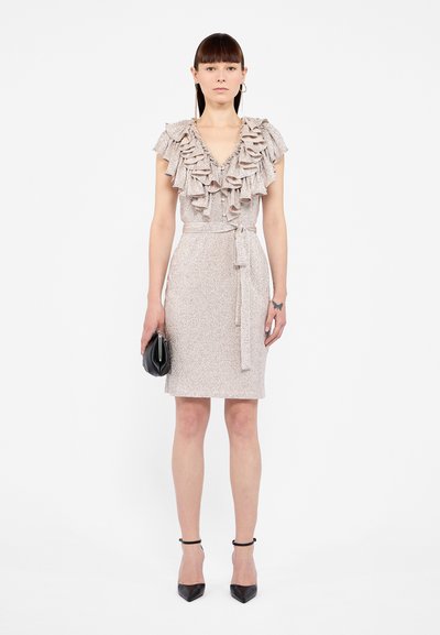 Robe rose pâle à manches courtes avec décolleté à volants et ceinture à nouer. Présente un tissu texturé, une silhouette ajustée et une coupe au niveau du genou.