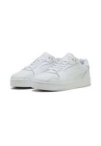Scarpe sportive bianche realizzate in pelle sintetica. Presentano una punta forata, una linguetta imbottita, lacci piatti e una suola in gomma testurizzata.