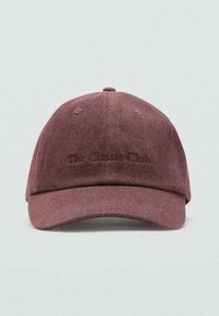 Burgundska baseball kapa iz teksturirane tkanine z izvezenim logotipom "The Classic Club" na sprednji strani in ukrivljenim vizirjem.