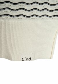 Pulover tricotat crem cu modele negre în formă de val, textură ribbed și o etichetă mică din material care scrie „Lind” la tiv.