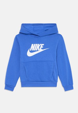 Niebieska bluza z kapturem wykonana z tkaniny mieszanej bawełny. Posiada przednią kieszeń typu kangur oraz duże białe logo Nike na piersi. Elastyczne mankiety i dół.
