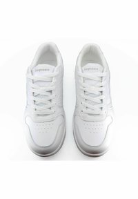 Vita atletiska sneakers i slät läder, med snörning, perforerat tårum och "bagheera"-logotyp på tungan.