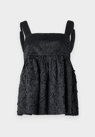 Top negru fără mâneci, realizat dintr-un material texturat care prezintă un model floral reliefat. Croi lejer, cu talie gathered și bretele late.