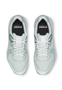 Lys grønne sneakers med mesh og syntetisk overdel, hvide snørebånd, polstret krave og logo på tungen. Gummisål for godt greb.