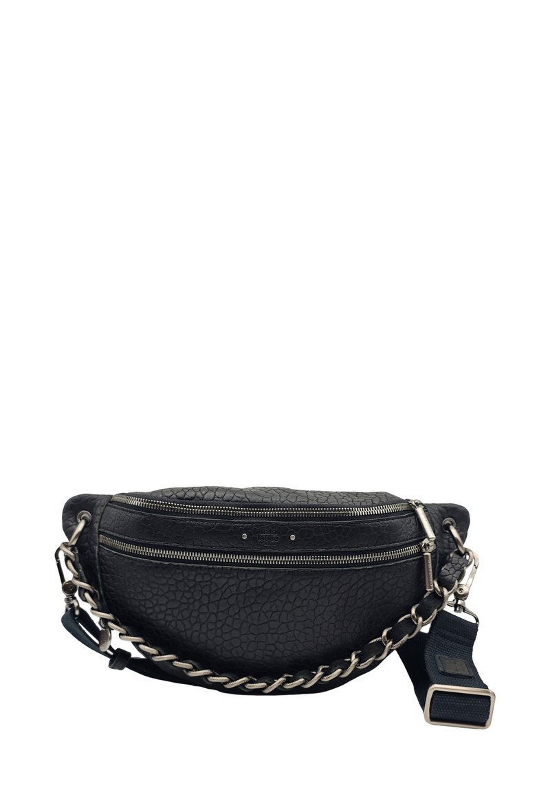 Sac en cuir noir avec une surface texturée, comprenant deux compartiments zippés, une bandoulière en chaîne argentée et une bandoulière en tissu réglable.