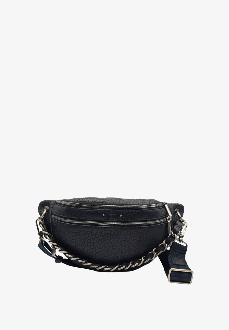 Sac en cuir noir avec une surface texturée, comprenant deux compartiments zippés, une bandoulière en chaîne argentée et une bandoulière en tissu réglable.