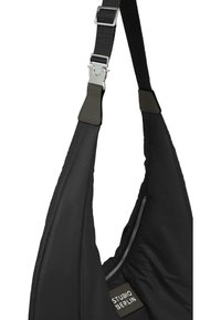 Schwarze Schultertasche mit geschwungenem Design, aus synthetischem Material, subtiler gestepptem Textur, Reißverschlusstasche und verstellbarem Tragegurt mit metallischen Beschlägen.
