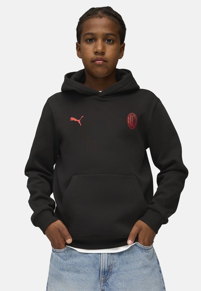 Felpa nera con cappuccio e tasca a marsupio, con logo Puma rosa ed emblemma dell'AC Milan sul petto. Realizzata in morbido tessuto, con polsini a costine.