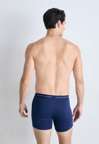 Boxers en bleu marine en tissu doux, avec une ceinture logo. Le design est ajusté, avec des coutures plates pour plus de confort.