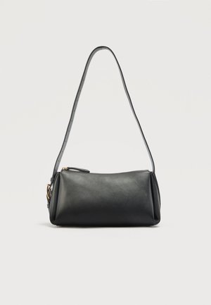 Mustast nahast ristkülikukujuline õlakott, millel on pikk rihm ja ülaosas tõmblukuga sulgur, heledal taustal.