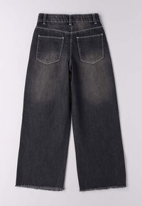 Jeans wide-leg in denim nero con orlo strappato, due tasche posteriori e cuciture a contrasto. Il tessuto presenta un effetto lavato sbiadito.