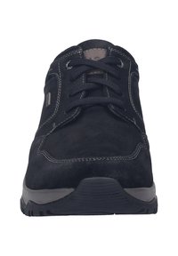 Sneaker in suede nero con punta tonda, chiusura con lacci, cuciture grigie, collare imbottito e suola in gomma con un motivo di battistrada testurizzato.