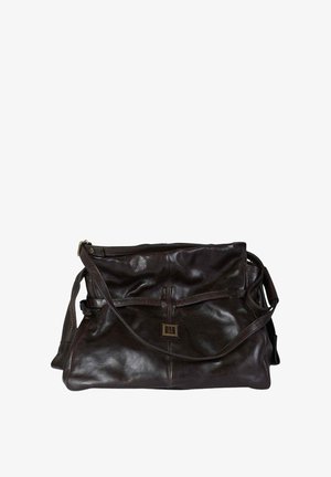 Borsa a mano in pelle marrone con una texture morbida, chiusura con cerniera e tracolla intrecciata. Presenta una piccola patch con logo sul davanti.