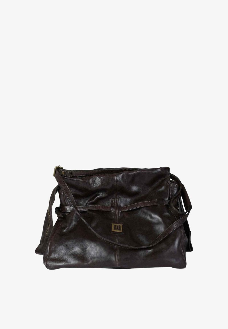 Borsa a mano in pelle marrone con una texture morbida, chiusura con cerniera e tracolla intrecciata. Presenta una piccola patch con logo sul davanti.