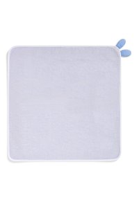 Asciugamano morbido e grigio chiaro con una texture soffice, bordato di bianco, con accenti in tessuto blu che richiamano le orecchie in un angolo.