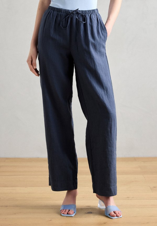 PANTS, JOGGER STYLE STRAIGHT LEG MEDIUM WAIST DRAWSTRING AT WAIST - Trousers