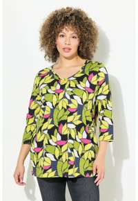 Patroon top met levendige groene, roze en witte bladeren op een zwarte achtergrond; heeft een V-hals en driekwart mouwen.
