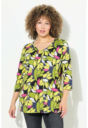 Gemusterte Bluse mit lebhaften grünen, rosa und weißen Blattdesigns auf schwarzem Hintergrund; verfügt über einen V-Ausschnitt und Dreiviertelärmel.