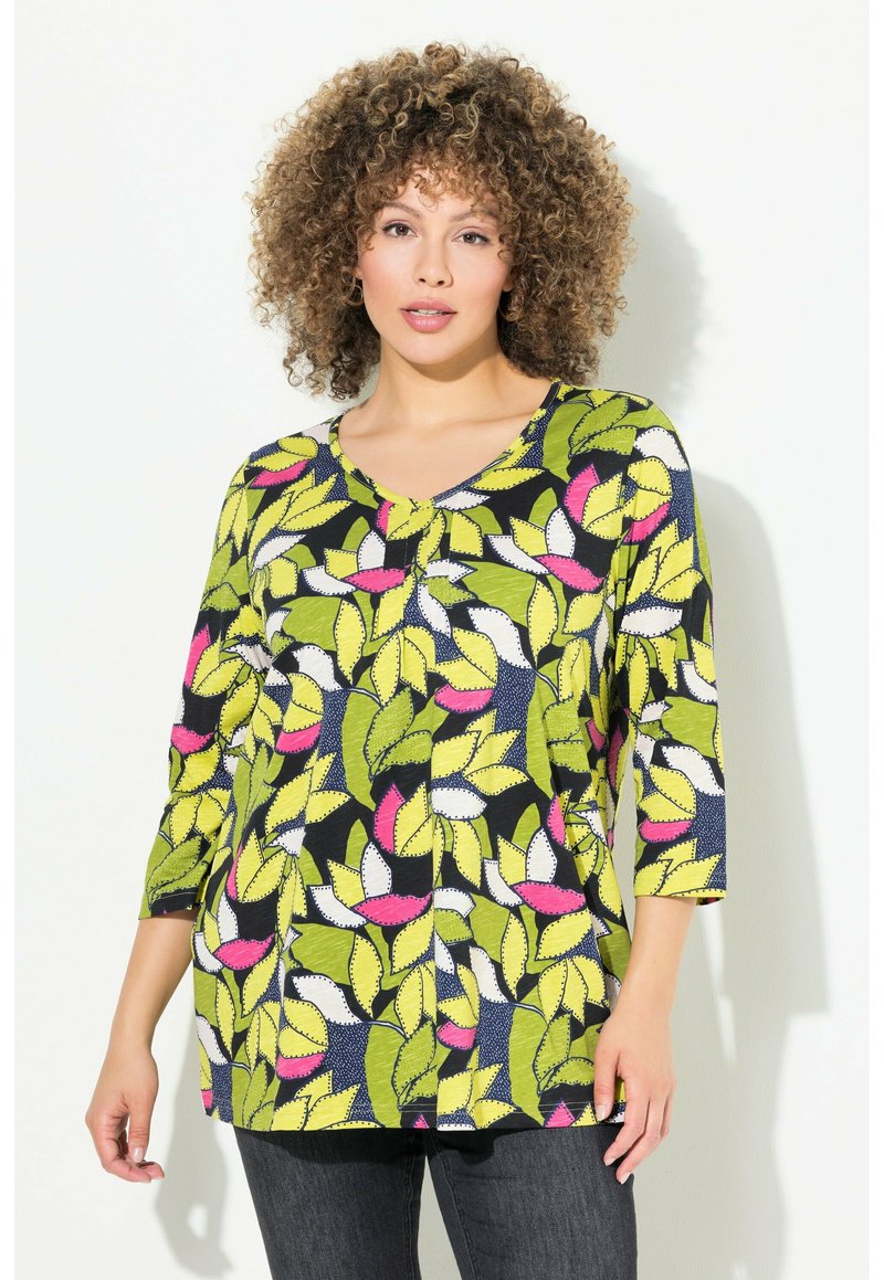 Patroon top met levendige groene, roze en witte bladeren op een zwarte achtergrond; heeft een V-hals en driekwart mouwen.