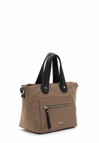 Sac fourre-tout marron avec poignées noires, poche avant zippée et logo métallique argenté sur fond blanc.