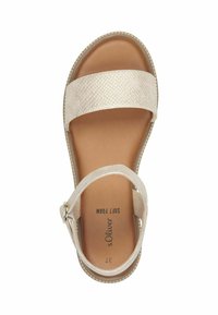 Sandalette à lanières en beige clair avec une tige texturée, semelle intérieure en mousse douce et fermeture par boucle. Semelle lisse avec couture décorative.