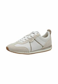 Scarpe sportive bianche e beige, realizzate in pelle e suede, con una suola texture, lacci frontali e un tassello sul tallone.