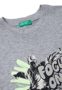 Graues Baumwoll-T-Shirt mit einem grafischen Druck eines Athleten in Schwarz-Weiß, mit grünen Akzenten und fettem Text "FOCUS ON."