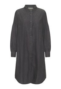 Fekete farmering ruha gombos elülső részel, gallérral, hosszú ujjakkal és enyhén ívelt hem. Ellentétes varrással és gombokkal rendelkezik.