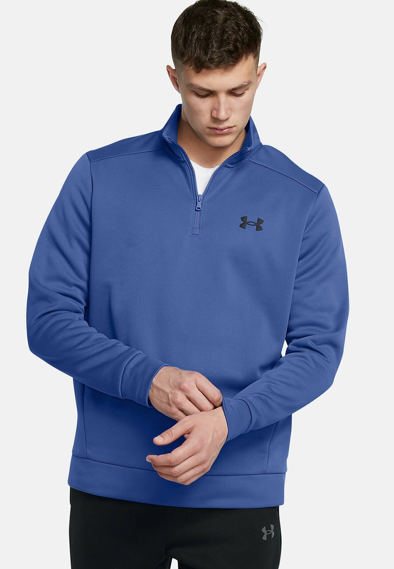 Felpa blu con zip a quarti realizzata in tessuto testurizzato, con un logo nero sul lato sinistro del petto, polsini a costine e colletto piatto.