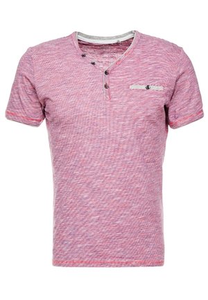 Rosa Henley-Shirt mit kurzen Ärmeln, strukturierter Oberfläche, drei schwarzen Knöpfen an der Knopfleiste und einem Knopf auf der kleinen Brusttasche.