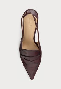 Burgundské kožené sandále na podpätku s špicatou špičkou, dekoratívnym popruhom a embosovaným logom. Hladká textúra a minimalistický dizajn.