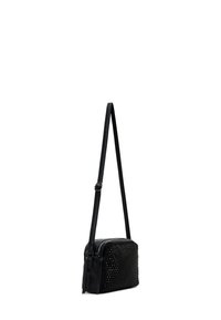 Borsa a tracolla nera realizzata in pelle testurizzata, con un motivo borchiato su un lato e una lunga tracolla regolabile.